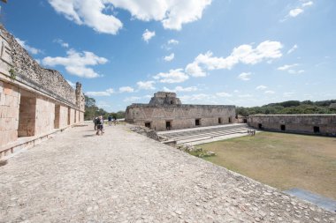 Uxmal Arkeolojik Kompleksi Yucatan Yarımadası 'ndaki en iyi korunmuş Maya kalıntılarıdır. Bölgenin temsilci binaları şunlardır: Lider Sarayı, Sihirbazın Piramidi, İdari Saray, spor müsabakaları için kullanılan platform, Kuş Evi;