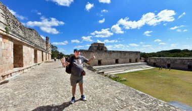 Uxmal 'deki turistler Yucatan Yarımadası' ndaki en iyi korunmuş Maya kalıntılarından biri. Bölgenin temsili yapıları şunlar: Lider Sarayı, Sihirbaz Piramidi, İdari Saray, spor müsabakaları için kullanılan platform, Kuş Evi, Büyük Piramit