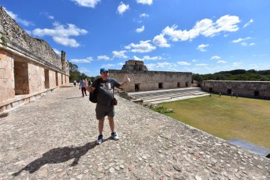 Uxmal 'deki turistler Yucatan Yarımadası' ndaki en iyi korunmuş Maya kalıntılarından biri. Bölgenin temsili yapıları şunlar: Lider Sarayı, Sihirbaz Piramidi, İdari Saray, spor müsabakaları için kullanılan platform, Kuş Evi, Büyük Piramit