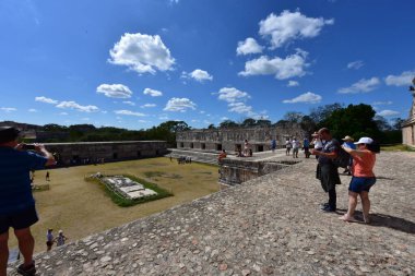 Uxmal Arkeolojik Kompleksi Yucatan Yarımadası 'ndaki en iyi korunmuş Maya kalıntılarıdır. Bölgenin temsilci binaları şunlardır: Lider Sarayı, Sihirbazın Piramidi, İdari Saray, spor müsabakaları için kullanılan platform, Kuş Evi;
