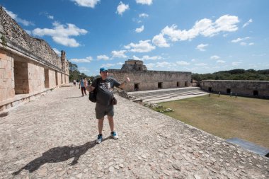 Uxmal 'deki turistler Yucatan Yarımadası' ndaki en iyi korunmuş Maya kalıntılarından biri. Bölgenin temsili yapıları şunlar: Lider Sarayı, Sihirbaz Piramidi, İdari Saray, spor müsabakaları için kullanılan platform, Kuş Evi, Büyük Piramit