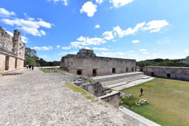 Uxmal Arkeolojik Kompleksi Yucatan Yarımadası 'ndaki en iyi korunmuş Maya kalıntılarıdır. Bölgenin temsilci binaları şunlardır: Lider Sarayı, Sihirbazın Piramidi, İdari Saray, spor müsabakaları için kullanılan platform, Kuş Evi;