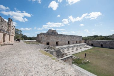 Uxmal Arkeolojik Kompleksi Yucatan Yarımadası 'ndaki en iyi korunmuş Maya kalıntılarıdır. Bölgenin temsilci binaları şunlardır: Lider Sarayı, Sihirbazın Piramidi, İdari Saray, spor müsabakaları için kullanılan platform, Kuş Evi;