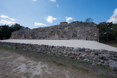 Uxmal Arkeoloji Kompleksi 'ndeki spor sahasında ünlü Pok Ta Pok burada oynanır. Maya oyununda takımlardan biri öldürüldü ve tanrılara adak sunuldu. Yaklaşık 4 kg 'lık bir top ile oynanır.