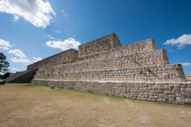 Uxmal Arkeolojik Kompleksi Yucatan Yarımadası 'ndaki en iyi korunmuş Maya kalıntılarıdır. Bölgenin temsilci binaları şunlardır: Lider Sarayı, Sihirbazın Piramidi, İdari Saray, spor müsabakaları için kullanılan platform, Kuş Evi;