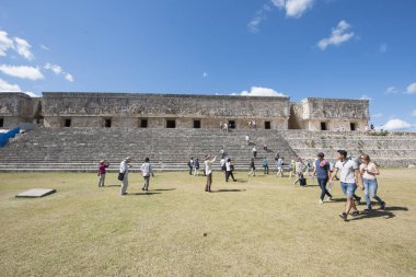 Uxmal Arkeolojik Kompleksi Yucatan Yarımadası 'ndaki en iyi korunmuş Maya kalıntılarıdır. Bölgenin temsilci binaları şunlardır: Lider Sarayı, Sihirbazın Piramidi, İdari Saray, spor müsabakaları için kullanılan platform, Kuş Evi;