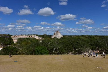 Sihirbazlık Piramidi. Meksika 'nın Uxmal şehrinde bulunan bir Mezoamerikan piramididir. Ayrıca Cüce Piramidi ve Bulmaca Piramidi olarak da bilinir.