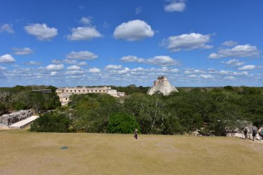 Sihirbazlık Piramidi. Kolombiya 'nın antik Uxmal şehrinde bulunan bir Mezoamerikan piramididir. Ayrıca Cüce Piramidi ve Bilmece Piramidi olarak da bilinir..