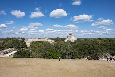 Sihirbazlık Piramidi. Kolombiya 'nın antik Uxmal şehrinde bulunan bir Mezoamerikan piramididir. Ayrıca Cüce Piramidi ve Bulmaca Piramidi olarak da bilinir. Piramit Uxmale' deki en uzun ve en tanınır yapıdır.