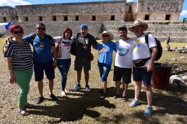 Uxmal 'deki turistler Yucatan Yarımadası' ndaki en iyi korunmuş Maya kalıntılarından biri. Bölgenin temsili yapıları şunlar: Lider Sarayı, Sihirbaz Piramidi, İdari Saray, spor müsabakaları için kullanılan platform, Kuş Evi, Büyük Piramit