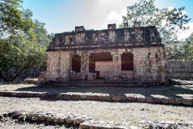Uxmal Arkeolojik Kompleksi Yucatan Yarımadası 'ndaki en iyi korunmuş Maya kalıntılarıdır. Bölgenin temsilci binaları şunlardır: Lider Sarayı, Sihirbazın Piramidi, İdari Saray, spor müsabakaları için kullanılan platform, Kuş Evi;