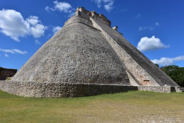 Sihirbazlık Piramidi. Meksika 'nın Uxmal şehrinde bulunan bir Mezoamerikan piramididir. Ayrıca Cüce Piramidi ve Bulmaca Piramidi olarak da bilinir. Piramit Uxmal' in en yüksek ve en tanınır yapısıdır.