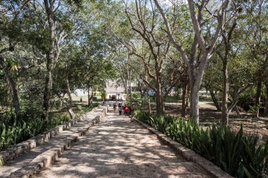 Yucatan Yarımadası 'nın Maya arkeolojik alanının girişinden Uxmal Arkeolojik Kompleksi görünümü: Lider' in Sarayı, Sihirbazın Piramidi, İdari Saray, spor müsabakaları, Kuş Evi, Kaplumbağa Evi; Büyük Piramit;.