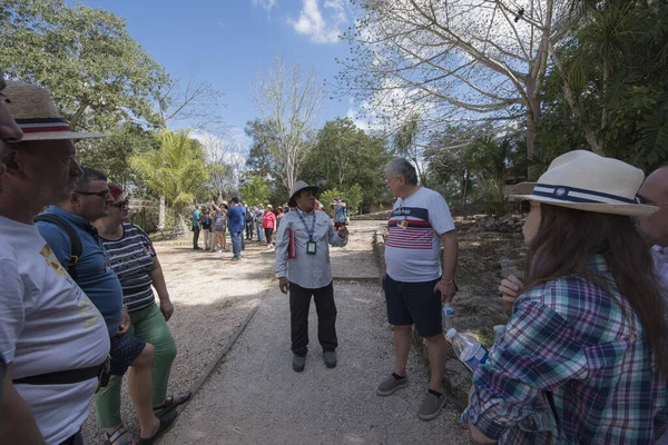 Toeristen Aan Uxmal Een Van Best Bewaarde Maya Overblijfselen Yucatan — Stockfoto