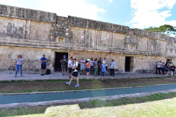 Los Turistas Uxmal Uno Los Restos Mayas Mejor Conservados Península — Foto de Stock