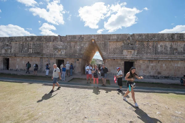 Tourists Uxmal One Best Preserved Mayan Remains Yucatan Peninsula Representative — Stock Photo, Image