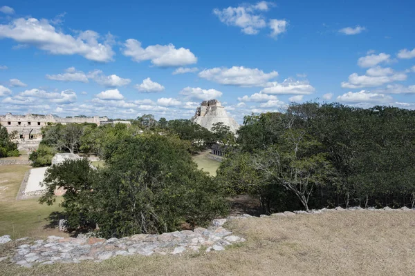 Sihirbazlık Piramidi. Meksika 'nın Uxmal şehrinde bulunan bir Mezoamerikan piramididir. Ayrıca Cüce Piramidi ve Bulmaca Piramidi olarak da bilinir.