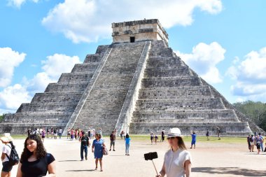 Kukulkan Piramidi (El Castillo veya Kukulkan Tapınağı olarak da bilinir), Chichen Itza arkeolojik sahasının merkezinde yer alan Mezoamerikan piramidi. Basamaklı piramit, tüylü yılan tanrı Kukulkan 'ın anısına bir tapınaktır.