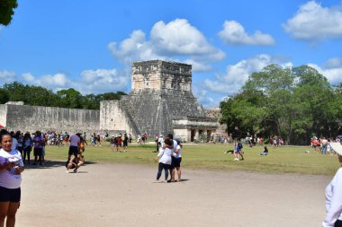 Maya dilinden ChichenItza Arkeolojik Kompleksi 'ndeki turistler Itz Çeşmesi' nin ağzında Maya uygarlığı tarafından inşa edilmiş ve Yucatn Yarımadası-Meksika 'nın orta-kuzey kesiminde yer alan büyük bir Kolombiya öncesi arkeoloji alanıdır..