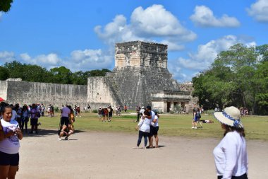Maya dilinden ChichenItza Arkeolojik Kompleksi 'ndeki turistler Itz Çeşmesi' nin ağzında Maya uygarlığı tarafından inşa edilmiş ve Yucatn Yarımadası-Meksika 'nın orta-kuzey kesiminde yer alan büyük bir Kolombiya öncesi arkeoloji alanıdır..