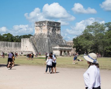 Chichen Itza Arkeolojik Kompleks-Mimari Detayları, ChichenItza 'da bazıları restore edilmiş, bazıları çeşitli aşamalarda korunmuş birkaç taş bina içerir. Binalar, Sacbeb adı verilen asfalt bir ağ ile birbirine bağlıdır..