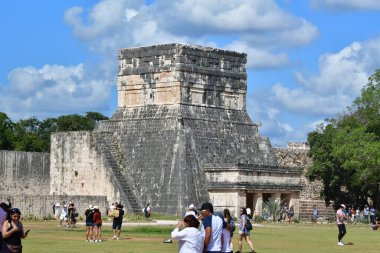 Chichen Itza Arkeolojik Kompleksi mimari ayrıntıları, ChichenItza 'da bazıları restore edilmiş, bazıları çeşitli aşamalarda korunmuş birkaç taş bina içerir. Binalar, Sacbeob. adlı asfalt bir ağ ile birbirine bağlıdır..
