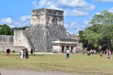 Chichen Itza Arkeolojik Kompleks-Mimari Detayları, ChichenItza 'da bazıları restore edilmiş, bazıları çeşitli aşamalarda korunmuş birkaç taş bina içerir. Binalar, Sacbeb adı verilen asfalt bir ağ ile birbirine bağlıdır..