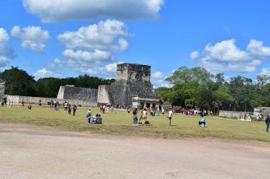 Chichen Itza Arkeolojik Kompleks-Mimari Detayları, ChichenItza 'da bazıları restore edilmiş, bazıları çeşitli aşamalarda korunmuş birkaç taş bina içerir. Binalar, Sacbeb adı verilen asfalt bir ağ ile birbirine bağlıdır..