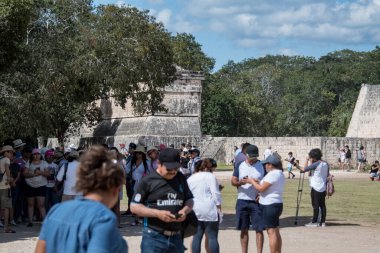Maya dilinden ChichenItza Arkeolojik Kompleksi 'ndeki turistler Itz Çeşmesi' nin ağzında Maya uygarlığı tarafından inşa edilmiş ve Yucatn Yarımadası-Meksika 'nın orta-kuzey kesiminde yer alan büyük bir Kolombiya öncesi arkeoloji alanıdır..