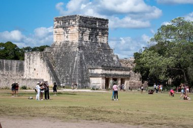 Maya dilinden ChichenItza Arkeolojik Kompleksi 'ndeki turistler Itz Çeşmesi' nin ağzında Maya uygarlığı tarafından inşa edilmiş ve Yucatn Yarımadası-Meksika 'nın orta-kuzey kesiminde yer alan büyük bir Kolombiya öncesi arkeoloji alanıdır..