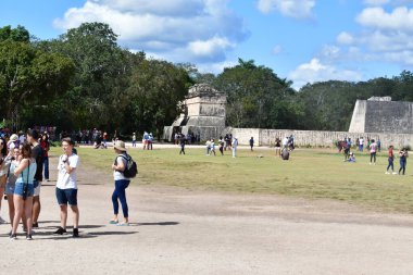 Maya dilinden ChichenItza Arkeolojik Kompleksi 'ndeki turistler Itz Çeşmesi' nin ağzında Maya uygarlığı tarafından inşa edilmiş ve Yucatn Yarımadası-Meksika 'nın orta-kuzey kesiminde yer alan büyük bir Kolombiya öncesi arkeoloji alanıdır..