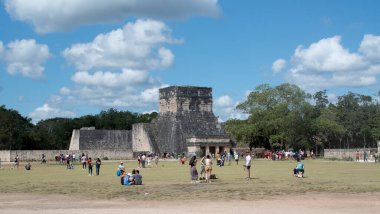 Maya dilinden ChichenItza Arkeolojik Kompleksi 'ndeki turistler Itz Çeşmesi' nin ağzında Maya uygarlığı tarafından inşa edilmiş ve Yucatn Yarımadası-Meksika 'nın orta-kuzey kesiminde yer alan büyük bir Kolombiya öncesi arkeoloji alanıdır..