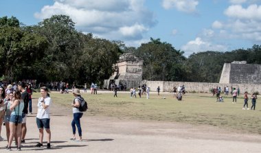 Maya dilinden ChichenItza Arkeolojik Kompleksi 'ndeki turistler Itz Çeşmesi' nin ağzında Maya uygarlığı tarafından inşa edilmiş ve Yucatn Yarımadası-Meksika 'nın orta-kuzey kesiminde yer alan büyük bir Kolombiya öncesi arkeoloji alanıdır..