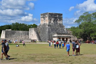 Maya dilinden ChichenItza Arkeolojik Kompleksi 'ndeki turistler Itz Çeşmesi' nin ağzında Maya uygarlığı tarafından inşa edilmiş ve Yucatn Yarımadası-Meksika 'nın orta-kuzey kesiminde yer alan büyük bir Kolombiya öncesi arkeoloji alanıdır..