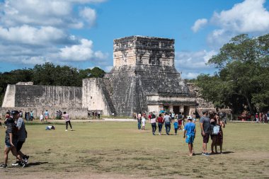 Maya dilinden ChichenItza Arkeolojik Kompleksi 'ndeki turistler Itz Çeşmesi' nin ağzında Maya uygarlığı tarafından inşa edilmiş ve Yucatn Yarımadası-Meksika 'nın orta-kuzey kesiminde yer alan büyük bir Kolombiya öncesi arkeoloji alanıdır..