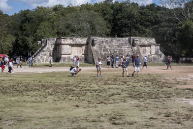 Maya dilinden ChichenItza Arkeolojik Kompleksi 'ndeki turistler Itz Çeşmesi' nin ağzında Maya uygarlığı tarafından inşa edilmiş ve Yucatn Yarımadası-Meksika 'nın orta-kuzey kesiminde yer alan büyük bir Kolombiya öncesi arkeoloji alanıdır..