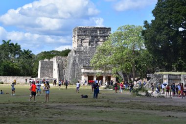 Maya dilinden ChichenItza Arkeolojik Kompleksi 'ndeki turistler Itz Çeşmesi' nin ağzında Maya uygarlığı tarafından inşa edilmiş ve Yucatn Yarımadası-Meksika 'nın orta-kuzey kesiminde yer alan büyük bir Kolombiya öncesi arkeoloji alanıdır..