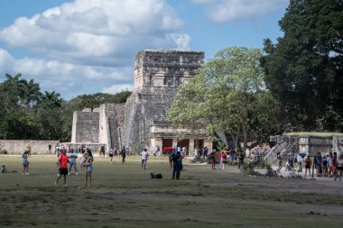 Maya dilinden ChichenItza Arkeolojik Kompleksi 'ndeki turistler Itz Çeşmesi' nin ağzında Maya uygarlığı tarafından inşa edilmiş ve Yucatn Yarımadası-Meksika 'nın orta-kuzey kesiminde yer alan büyük bir Kolombiya öncesi arkeoloji alanıdır..