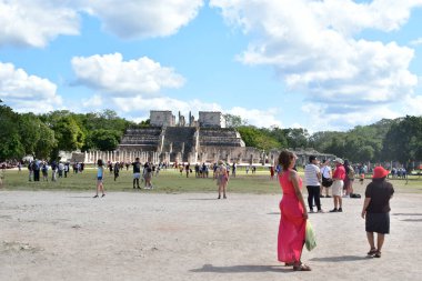 Maya dilinden ChichenItza Arkeolojik Kompleksi 'ndeki turistler Itz Çeşmesi' nin ağzında Maya uygarlığı tarafından inşa edilmiş ve Yucatn Yarımadası-Meksika 'nın orta-kuzey kesiminde yer alan büyük bir Kolombiya öncesi arkeoloji alanıdır..