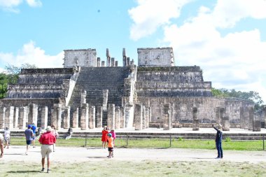 Maya dilinden ChichenItza Arkeolojik Kompleksi 'ndeki turistler Itz Çeşmesi' nin ağzında Maya uygarlığı tarafından inşa edilmiş ve Yucatn Yarımadası-Meksika 'nın orta-kuzey kesiminde yer alan büyük bir Kolombiya öncesi arkeoloji alanıdır..