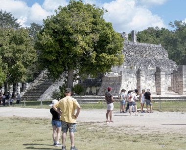 Maya dilinden ChichenItza Arkeolojik Kompleksi 'ndeki turistler Itz Çeşmesi' nin ağzında Maya uygarlığı tarafından inşa edilmiş ve Yucatn Yarımadası-Meksika 'nın orta-kuzey kesiminde yer alan büyük bir Kolombiya öncesi arkeoloji alanıdır..