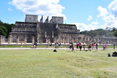 Maya dilinden ChichenItza Arkeolojik Kompleksi 'ndeki turistler Itz Çeşmesi' nin ağzında Maya uygarlığı tarafından inşa edilmiş ve Yucatn Yarımadası-Meksika 'nın orta-kuzey kesiminde yer alan büyük bir Kolombiya öncesi arkeoloji alanıdır..