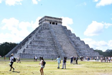 Kukulkan Piramidi (El Castillo veya Kukulkan Tapınağı olarak da bilinir), Chichen Itza arkeolojik sahasının merkezinde yer alan Mezoamerikan piramidi. Basamaklı piramit, tüylü yılan tanrı Kukulkan 'ın anısına bir tapınaktır.