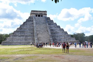 Kukulkan Piramidi (El Castillo veya Kukulkan Tapınağı olarak da bilinir), Chichen Itza arkeolojik sahasının merkezinde yer alan Mezoamerikan piramidi. Basamaklı piramit, tüylü yılan tanrı Kukulkan 'ın anısına bir tapınaktır.