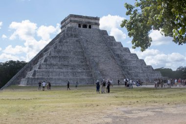 Maya dilinden ChichenItza Arkeolojik Kompleksi 'ndeki turistler Itz Çeşmesi' nin ağzında Maya uygarlığı tarafından inşa edilmiş ve Yucatn Yarımadası-Meksika 'nın orta-kuzey kesiminde yer alan büyük bir Kolombiya öncesi arkeoloji alanıdır..