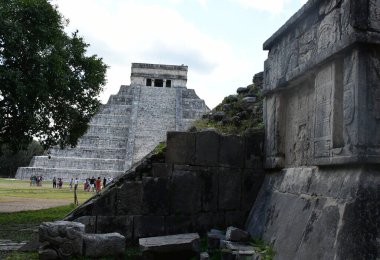 Chichen Itza Arkeolojik Kompleksi mimari ayrıntıları, ChichenItza 'da bazıları restore edilmiş, bazıları çeşitli aşamalarda korunmuş birkaç taş bina içerir. Binalar, Sacbeob. adlı asfalt bir ağ ile birbirine bağlıdır..