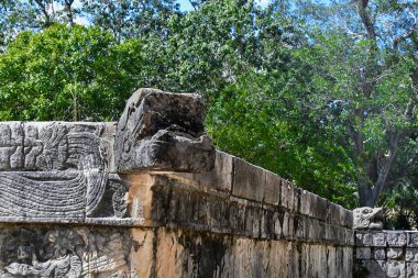 Kukulkan 'ın Chichen Itza Piramidi - Yılan başı Kukulkan Piramidi, El Castillo veya Kukulkan Tapınağı olarak da bilinir, arkeolojik alan olan Chichen Itzamid' de bulunur. Piramit Toltec kökenli tüylü yılan tanrısı Kukulkan 'ın anısına inşa edilmiş bir tapınaktır..