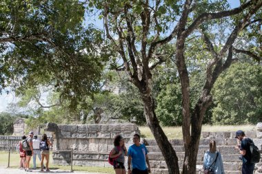 Maya dilinden ChichenItza Arkeolojik Kompleksi 'ndeki turistler Itz Çeşmesi' nin ağzında Maya uygarlığı tarafından inşa edilmiş ve Yucatn Yarımadası-Meksika 'nın orta-kuzey kesiminde yer alan büyük bir Kolombiya öncesi arkeoloji alanıdır..