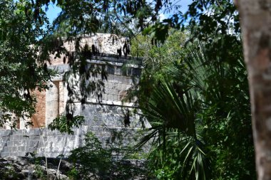 Chichen Itza Arkeolojik Kompleksi mimari ayrıntıları, ChichenItza 'da bazıları restore edilmiş, bazıları çeşitli aşamalarda korunmuş birkaç taş bina içerir. Binalar, Sacbeob. adlı asfalt bir ağ ile birbirine bağlıdır..