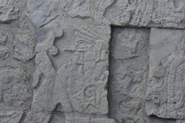 Chichen Itza Arkeolojik Kompleks-Mimari Detayları, ChichenItza 'da bazıları restore edilmiş, bazıları çeşitli aşamalarda korunmuş birkaç taş bina içerir. Binalar, Sacbeb adı verilen asfalt bir ağ ile birbirine bağlıdır..